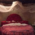 501号室は天蓋レース付きの円形ベッド。昭和ロマン溢れる内装だ。