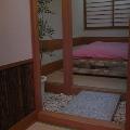 畳の部屋からベッド方向：お膳に温泉饅頭があったら、旅館かと思ってしまう？